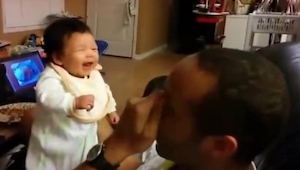 La reacción de un padre que por primera vez en su vida escucha a su bebé riéndos